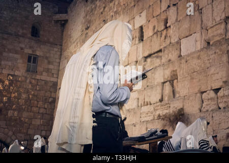 La religion juif lecture livre de prières. Tora sur la table devant le mur des lamentations dans la vieille ville de Jérusalem Israël. Banque D'Images