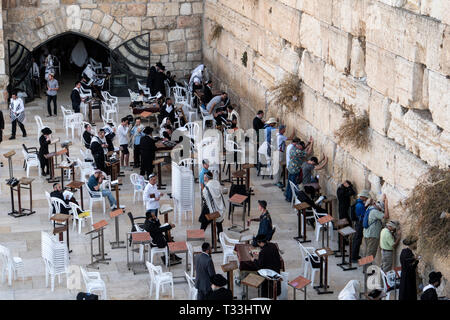 Jérusalem, Israël. 24 Octobre 2018 : Hommes Juifs prie pendant les prières pénitentielles près du mur des lamentations à Jérusalem Banque D'Images