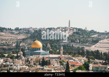 Jérusalem, Israël, vue aérienne de la coupole dorée du Dôme du Rocher, un lieu de culte islamique situé sur le mont du Temple dans la vieille ville de Jérusalem. Banque D'Images