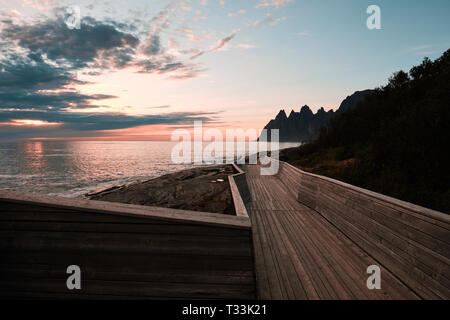 Le Tungeneset promenade et vue dans le soleil de minuit à la recherche à l'échelle et Steinsfjord Ersfjord à Okshornan sur montagnes Senja island en Norvège Banque D'Images