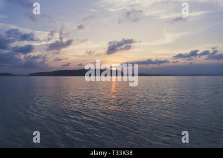 De soleil colorés tropicaux. Îles Andaman et Nicobar. L'Inde. Desert Island, île inhabitée. violet à l'aube. beau ciel coloré. L'île exotique Banque D'Images