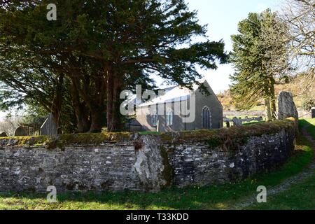 Église St Johns Cynfyn Ysbyty avec un cimetière circulaire avec un cercle de pierre de l'âge du Bronze dans le mur d'Cardiganshire de galles Banque D'Images