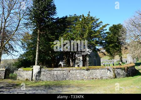 Église St Johns Cynfyn Ysbyty avec un cimetière circulaire avec un cercle de pierre de l'âge du Bronze dans le mur d'Cardiganshire de galles Banque D'Images