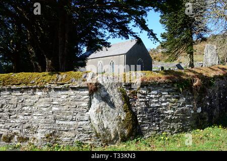 Église St Johns Cynfyn Ysbyty avec un cimetière circulaire avec un cercle de pierre de l'âge du Bronze dans le mur d'Cardiganshire de galles Banque D'Images