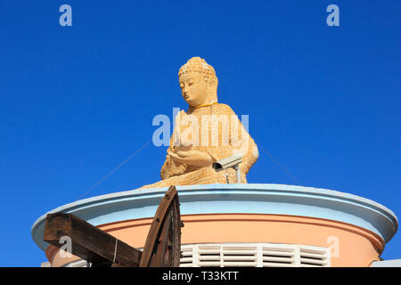 Statue de Bouddha sur le toit de l'hôtel à la marina de Puerto de Denia sur la Costa Blanca, Espagne Banque D'Images