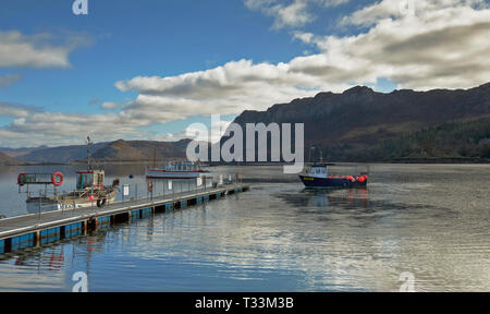 WESTER ROSS PLOCKTON ECOSSE PETIT BATEAU DE PÊCHE AVEC DES FLOTTEURS ROUGES DE PARTIR LE MATIN SUR LE Loch Carron Banque D'Images