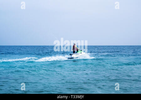 Jeune homme sur le Jet Ski, le Tropical Ocean, Vacances. Les animations en été à la station balnéaire Banque D'Images