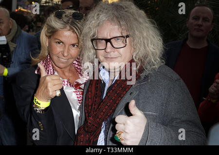 Paris, France. 5ème apr 2019. Caro Caroline Margeridon PDG de connexion et Pierre-Jean Chalencon assister à la Foire du Trône Banque D'Images