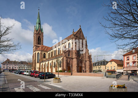 Voir l'église de Saint-Etienne à Cernay et place de l'église, Alsace, France, Banque D'Images