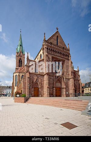 Voir l'église de Saint-Etienne à Cernay et place de l'église, Alsace, France, Banque D'Images