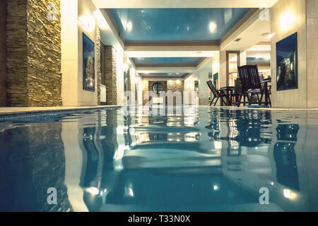 Une petite piscine d'accueil dans une riche demeure. Villa de luxe. Piscine intérieure moderne dans un spa à l'hôtel. Banque D'Images