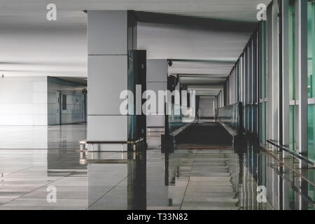 Intérieur de l'architecture moderne à l'aéroport de Shanghai. Bâtiment de l'aéroport vide. La lumière vive d'une fenêtre panoramique Banque D'Images