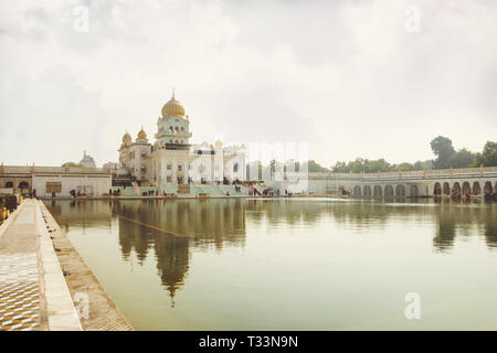 Gurdwara Bangla Sahib est Sikh Gurdwara les plus éminents. Un lieu sacré de sikhi de religion. Dôme doré du temple dans le soleil jaune vif. Une lar Banque D'Images