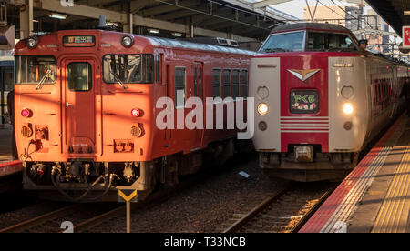 Le Japon de l'ouest de la Station Ferroviaire de Matsue dans la préfecture de Shimane, avec KiHa 47 et local 381 Yakumo série express. Banque D'Images