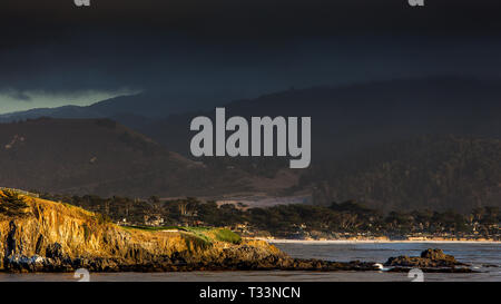 Golf de côte, les verts et les bunkers en Californie, USA Banque D'Images