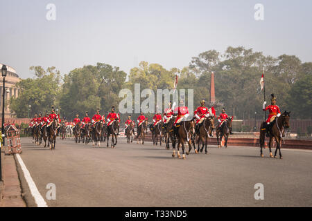 Les contingents de l'armée indienne marchant, République Day Parade le 26 janvier 2018 Rajpath, New Delhi, Inde. Gardes militaires à cheval vers le bas stree Banque D'Images