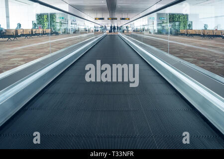 Escaliers mécaniques dans l'aéroport. escalator, intérieur de l'INDIEN L'aéroport de Pudong. Banque D'Images