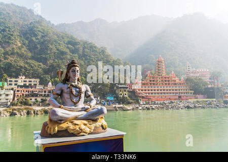 Statue Shiva hindou, idole sur le Gange, Rishikesh , Inde Banque D'Images