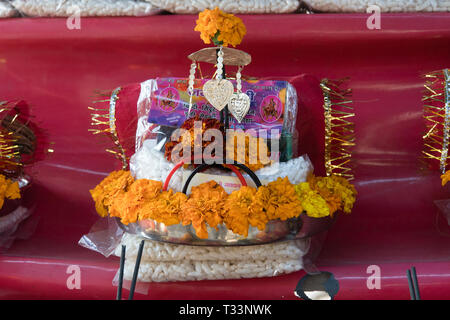 La guirlande de fleurs orange et blanc dans le panier à la rue du marché près de temple à Haridwar, Inde 8 Janvier 2018 Banque D'Images