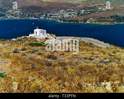 Vue de dessus de l'île de Leros, chapelle pittoresque de Prophitis Elias (prophète) et de la mer. Banque D'Images