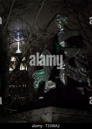 William Henry Seward statues dans Madison Square Park, à new york à une nuit d'hiver avec des gratte-ciel et des arbres en arrière-plan Banque D'Images