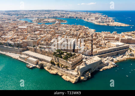 La Valette, capitale historique de Malte, Grand Harbour, Gzira et Sliema communes, Manoel Island dans la baie de Marsamxett à partir de ci-dessus. Gratte-ciel de Paceville Banque D'Images