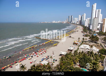 Cartagena Colombie, Bocagrande, Mer des Caraïbes, plage publique sable eau location parasols, ville gratte-ciel bâtiments en bord de mer côte, hispanique RE Banque D'Images