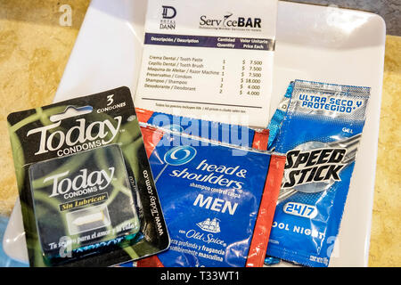 Cartagena Colombie,El Lagito,Bocagrande,Hotel Dann,hôtel,salle de bains,équipements,articles de toilette,shampoing condoms désodorisant,a vendre bar service,COL1901210 Banque D'Images