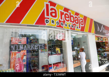 Cartagena Colombie,El Lagito,la Rebaja Drogueria,pharmacie discount drogueria,entrée,résidents hispaniques,femme femme,entrée,CO Banque D'Images