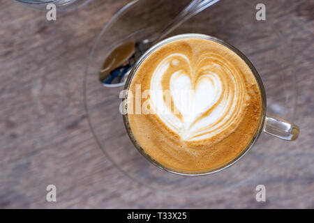 Vue de dessus du lait chaud avec café dernière forme de coeur dans l'art de la coupe claire Banque D'Images