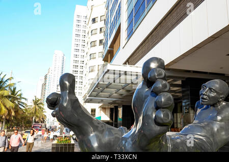 Cartagena Colombie,Bocagrande,Centro Comercial Nao plaza centre commercial intérieur,entrée,sculpture statue humour humour,Idan Zareski,Bigfoot,COL190121143 Banque D'Images