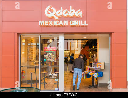 New Jersey, NJ, le 6 octobre 2018:Qdoba Mexican Grill extérieur et logo. Qdoba Mexican mange est une chaîne de restaurants à ambiance décontractée. Banque D'Images