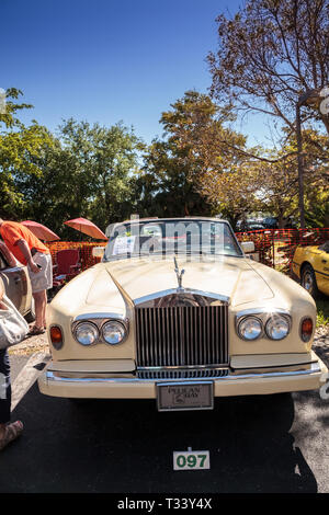 Naples, Floride, USA - Mars 23,2019 Crème : Rolls Royce Corniche 1985 tête de liste déroulante lors de la 32e Assemblée annuelle du dépôt de Naples Salon de voitures de Naples, en Floride. E Banque D'Images