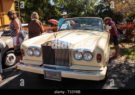 Naples, Floride, USA - Mars 23,2019 Crème : Rolls Royce Corniche 1985 tête de liste déroulante lors de la 32e Assemblée annuelle du dépôt de Naples Salon de voitures de Naples, en Floride. E Banque D'Images