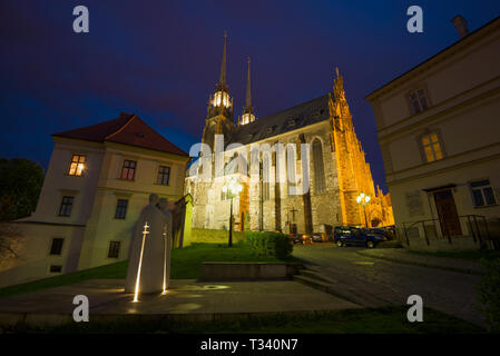 BRNO, République tchèque - Le 23 avril 2018 : Vue de la Cathédrale des Saints Pierre et Paul sur une soirée d'avril Banque D'Images