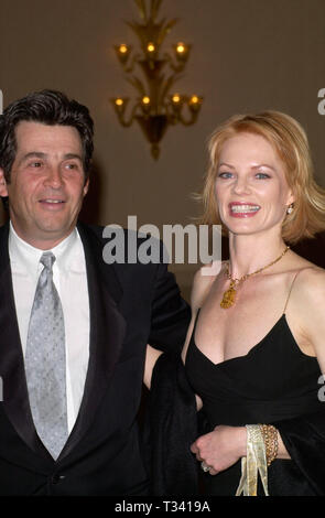 LOS ANGELES, CA. 03 mars 2001 : l'actrice MARG HELGENBERGER & mari l'acteur Alan Rosenberg chez le producteur Guild of America's 12th Annual Golden Laurel Awards à Los Angeles. © Paul Smith/Featureflash Banque D'Images