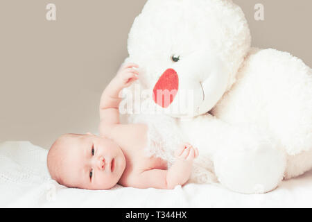 Joli Bebe Nouveau Ne Fille Avec Une Grosse Peluche Allonge Sur La Couverture Photo Stock Alamy
