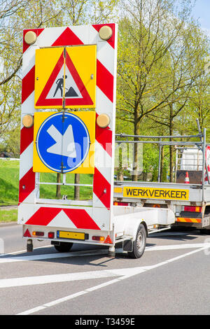Travaux routiers avec chariot et panneaux de circulation aux Pays-Bas Banque D'Images