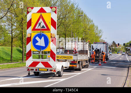 Travaux routiers avec des camions et des panneaux de circulation en Hollande Banque D'Images