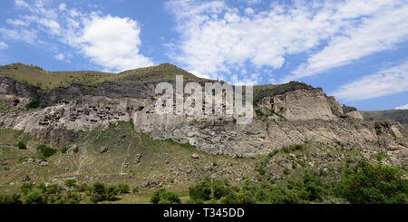 Sur la Viev Vardzia monastère de la grotte et la ville ancienne dans les rochers des montagnes, l'une des principales attractions de la Géorgie, l'UNESCO Banque D'Images