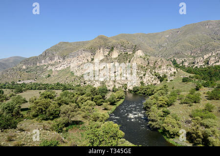 Sur la Viev Vardzia monastère de la grotte et la ville ancienne dans les rochers des montagnes, l'une des principales attractions de la Géorgie, l'UNESCO Banque D'Images