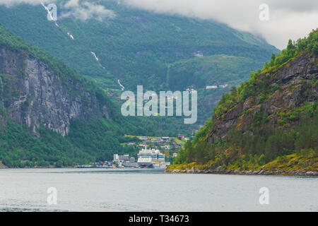 Navire traversier avec les voitures et les passagers sur fjord norvégien. Nature de la Norvège billet d'arrière-plan. Bateau de croisière naviguant le long du fjord. Ferry pour la Scandinavie Banque D'Images