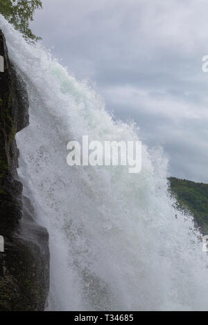 Steinsdalsfossen - l'un des magnifiques chutes d'eau de Norvège. Steindalsfossen chute dans un jour de pluie. Banque D'Images