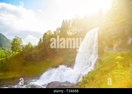 Steinsdalsfossen - l'un des magnifiques chutes d'eau de Norvège. Maison Rouge près de l'un des plus populaires de cascades en Norvège - Steinsdalsfossen. Banque D'Images