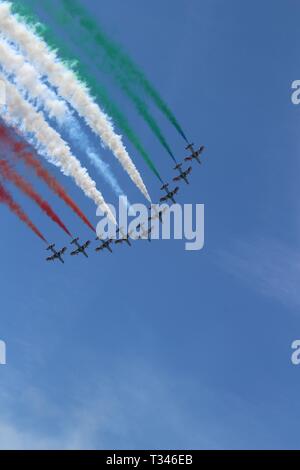 Flying Frecce Tricolori plans avec fumée colorée Banque D'Images