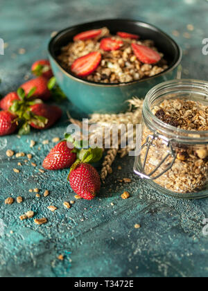 Granola fait maison. Muesli boulangerie et de fraises fraîches. Petit-déjeuner délicieux et sains. Focus sélectif. Shot verticale Banque D'Images