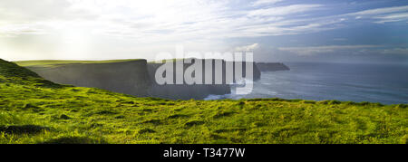 Les falaises de Moher Burren vue panoramique, Green grass, morming, comté de Clare, Irlande Banque D'Images