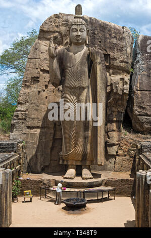 L'Avukana statue est une statue du Bouddha debout près de Kekirawa Banque D'Images