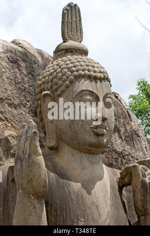 L'Avukana statue est une statue du Bouddha debout près de Kekirawa Banque D'Images