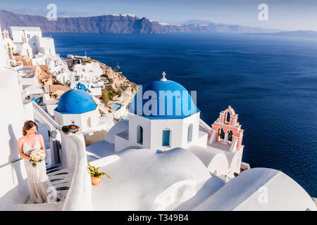 Santorin, Grèce - 31 octobre 2018. Mariée dans une robe de mariage dans le village de Oia. Banque D'Images